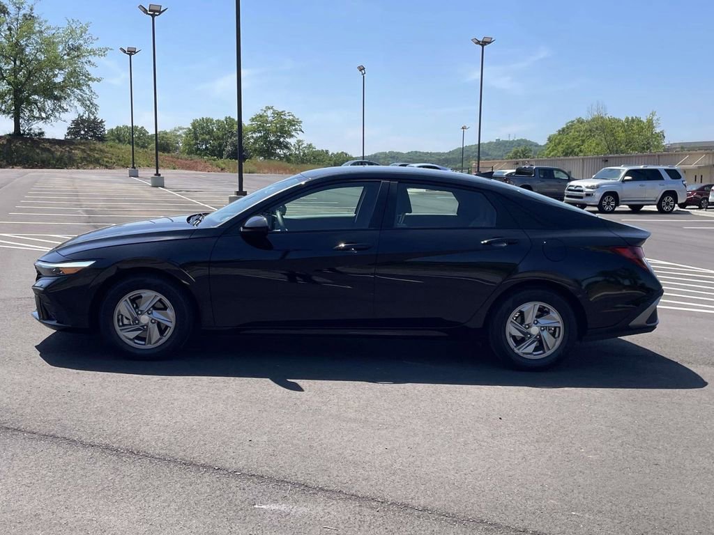 Certified 2024 Hyundai Elantra SE FWD image 6