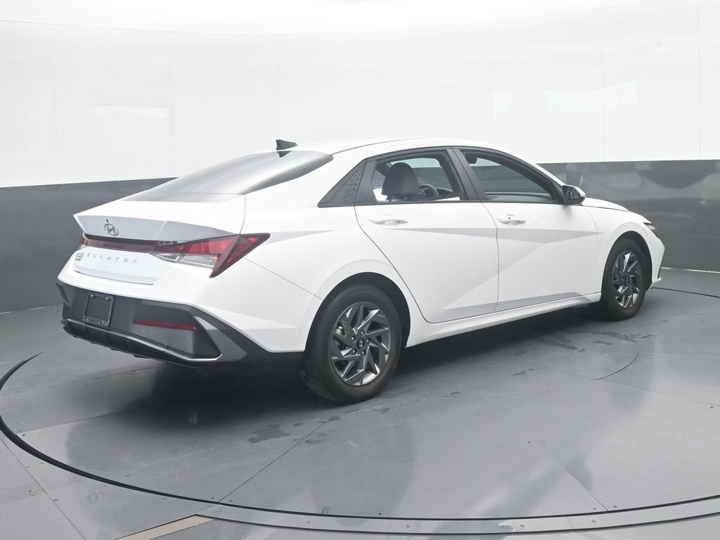 Used 2024 Hyundai Elantra SEL FWD image 6