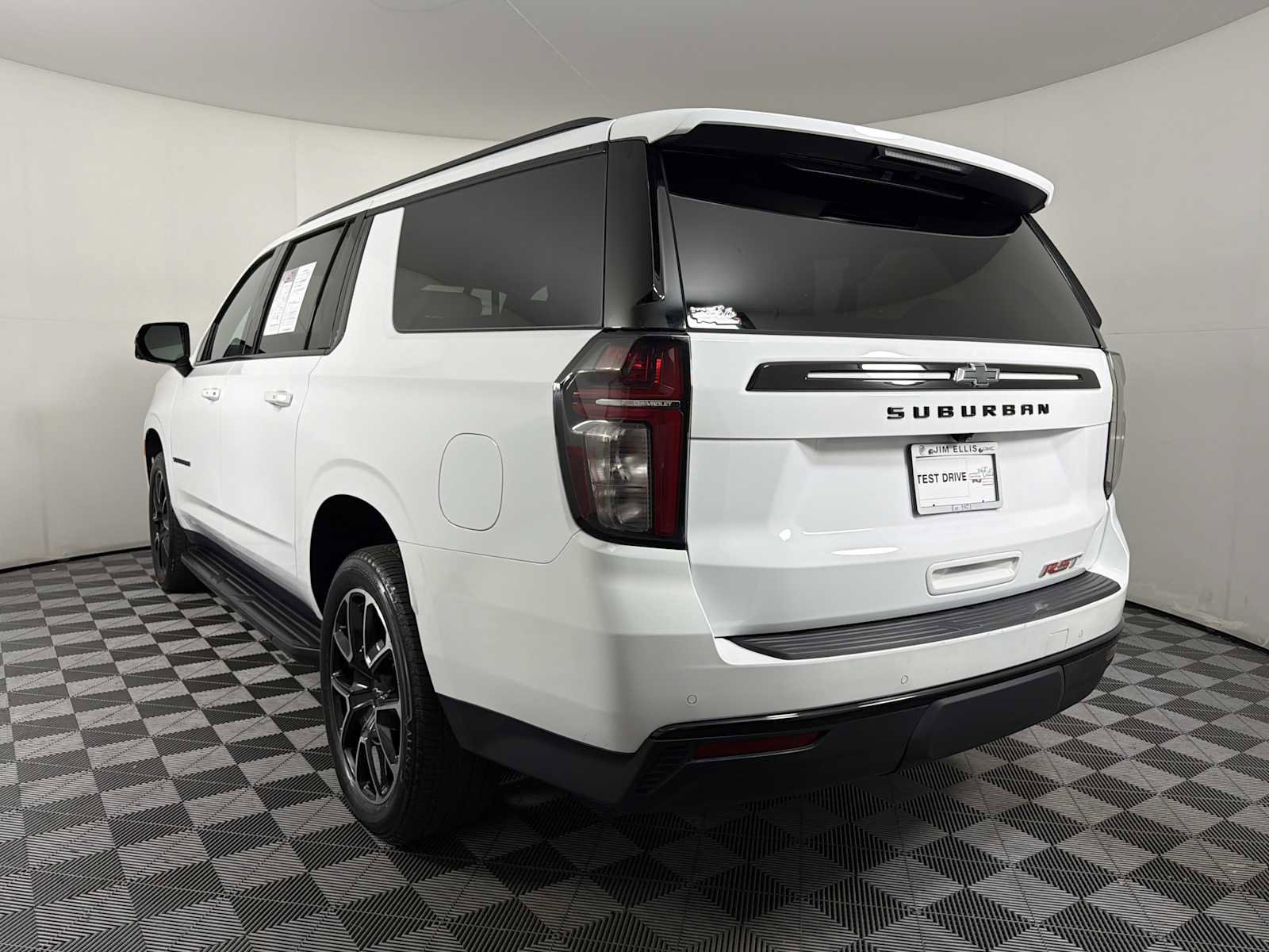 Used 2024 Chevrolet Suburban RST w/ Luxury Package RWD image 4