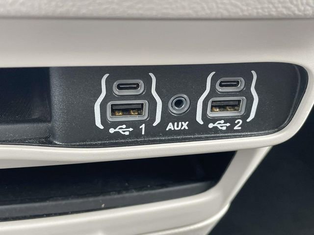 Used 2024 Chrysler Pacifica Touring-L image 39