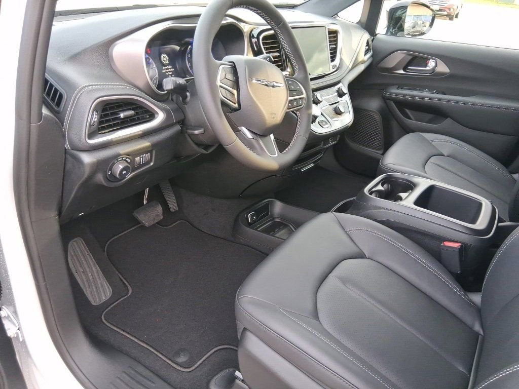 New 2026 Chrysler Pacifica Select image 17