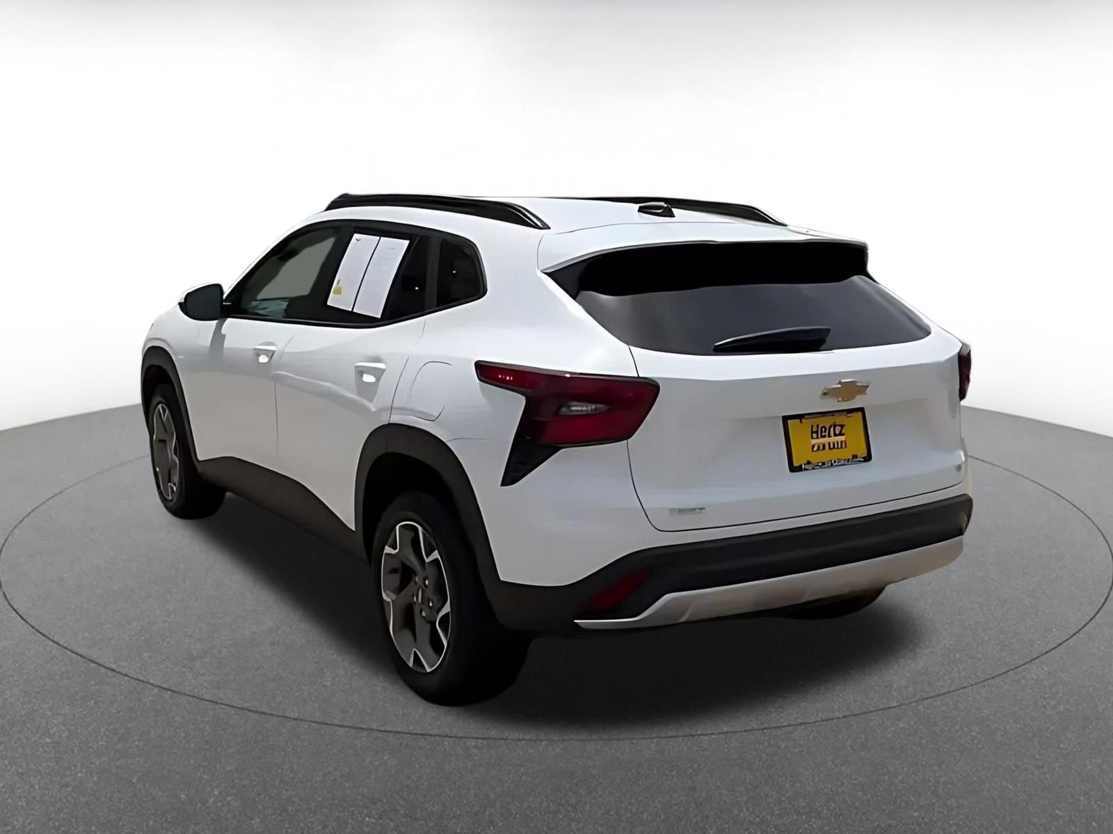Used 2025 Chevrolet Trax LT FWD image 9