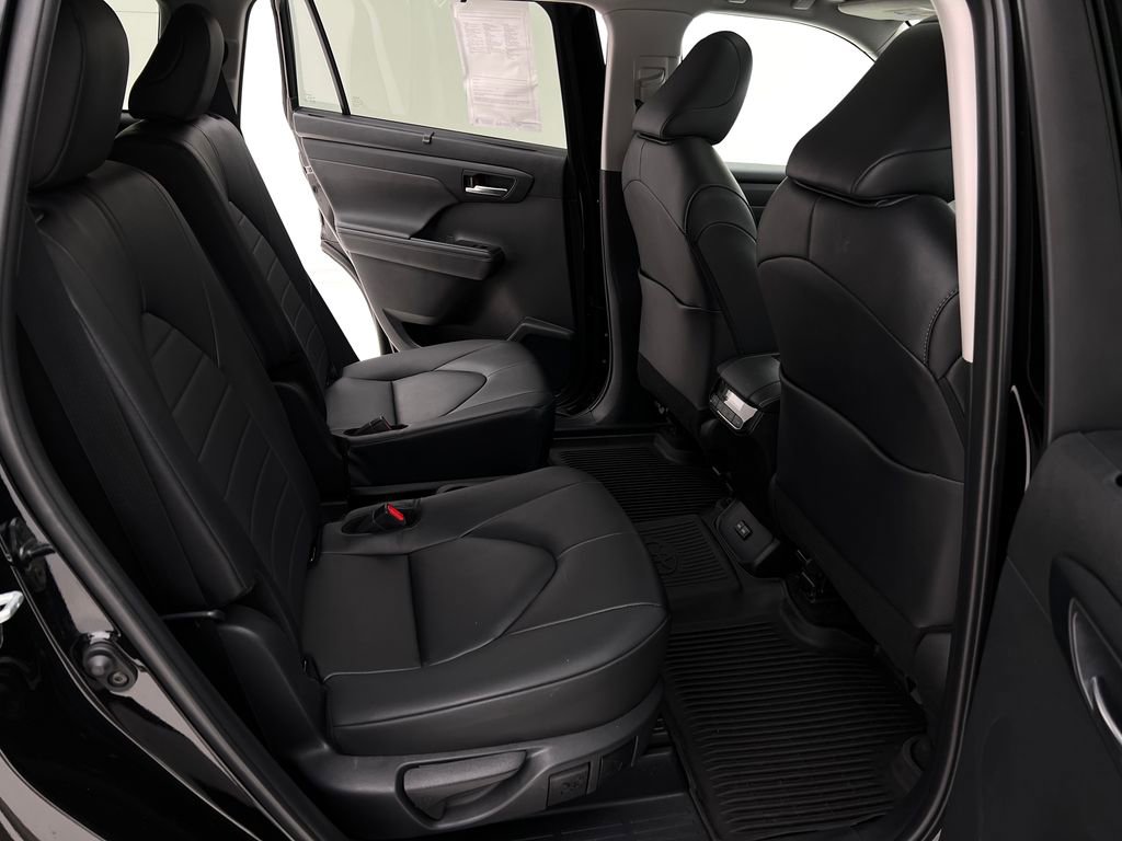 Used 2024 Toyota Highlander XLE image 15