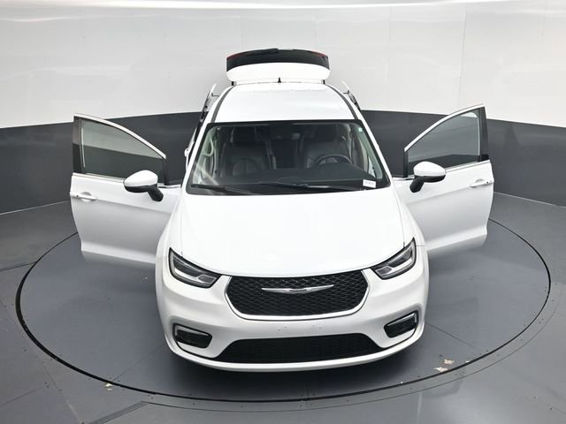 Used 2023 Chrysler Pacifica Touring-L image 54
