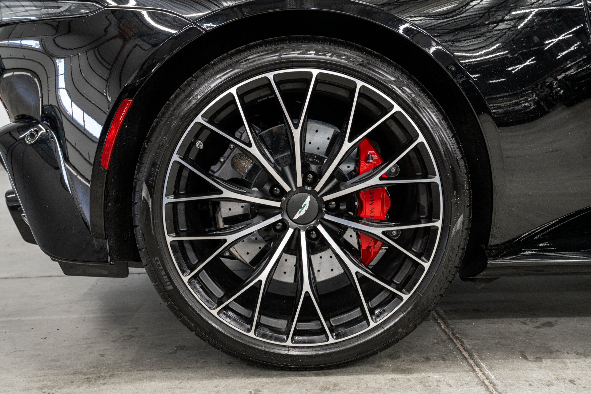 Used 2023 Aston Martin V8 Vantage Coupe RWD image 37