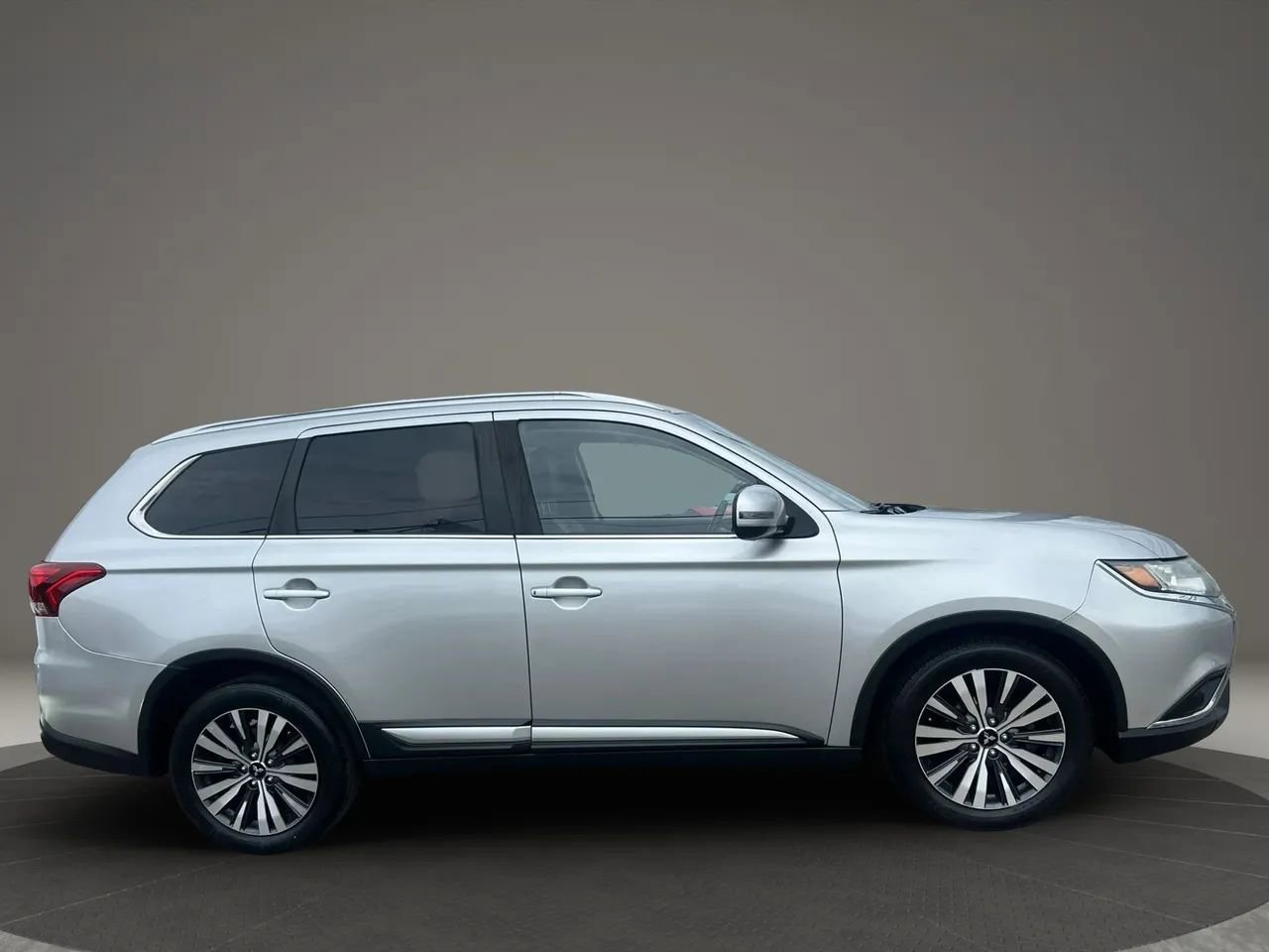 Used 2019 Mitsubishi Outlander SEL image 4