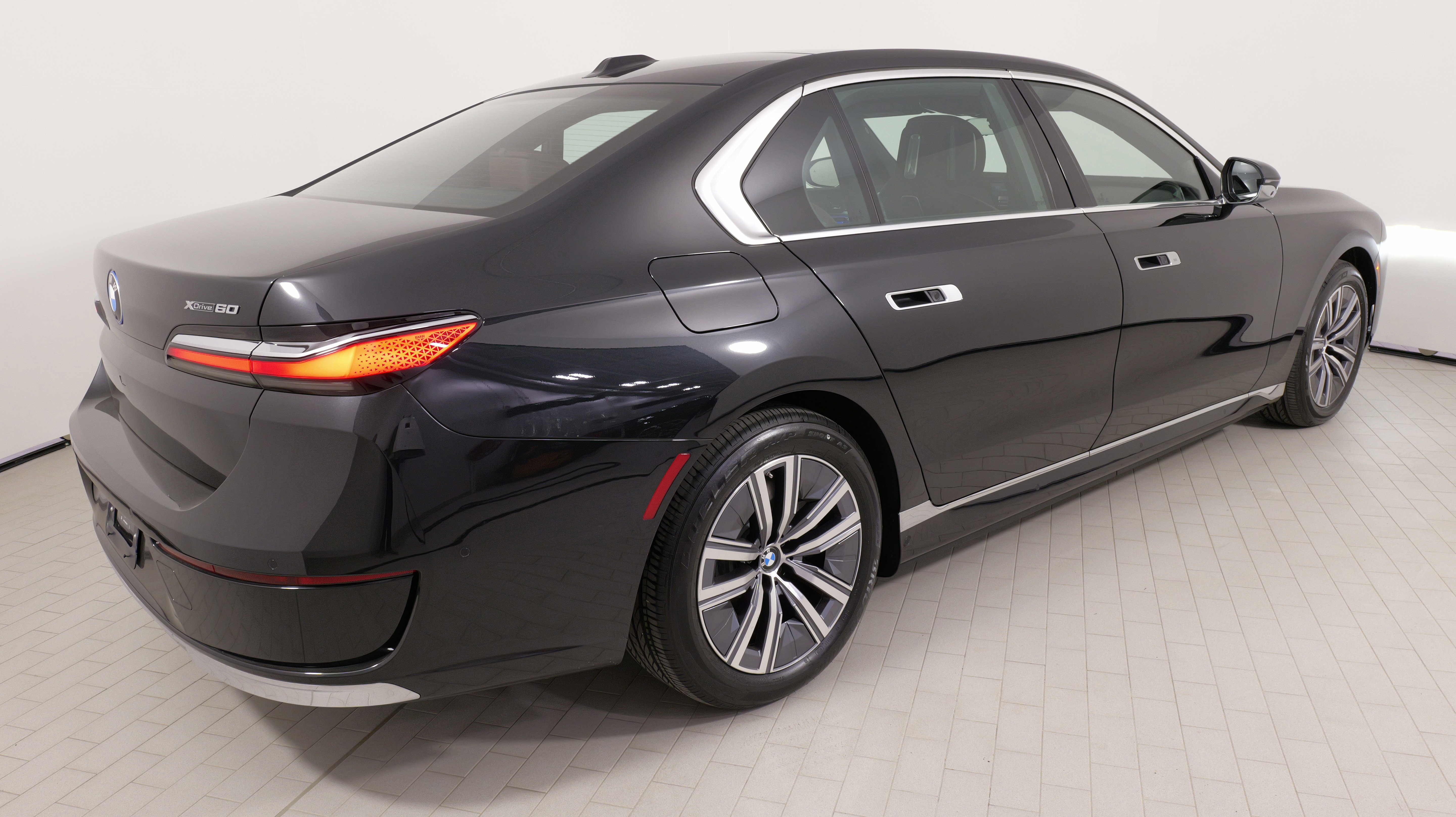 Used 2024 BMW i7 xDrive60 w/ Executive Package AWD/4WD image 9