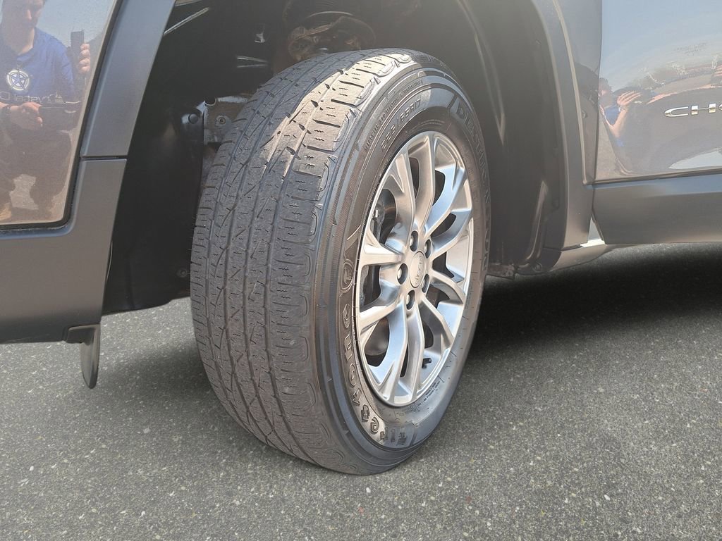 Used 2020 Jeep Cherokee Latitude Plus w/ Cold Weather Group AWD/4WD image 27