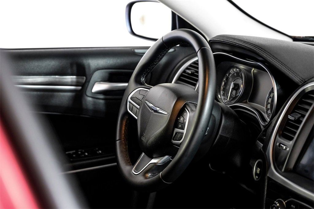 Used 2018 Chrysler 300 Touring L image 11