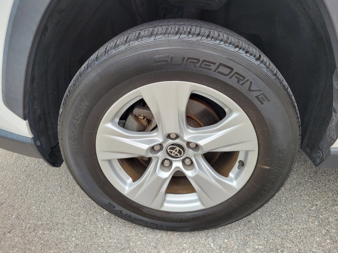 Used 2021 Toyota RAV4 XLE FWD image 16