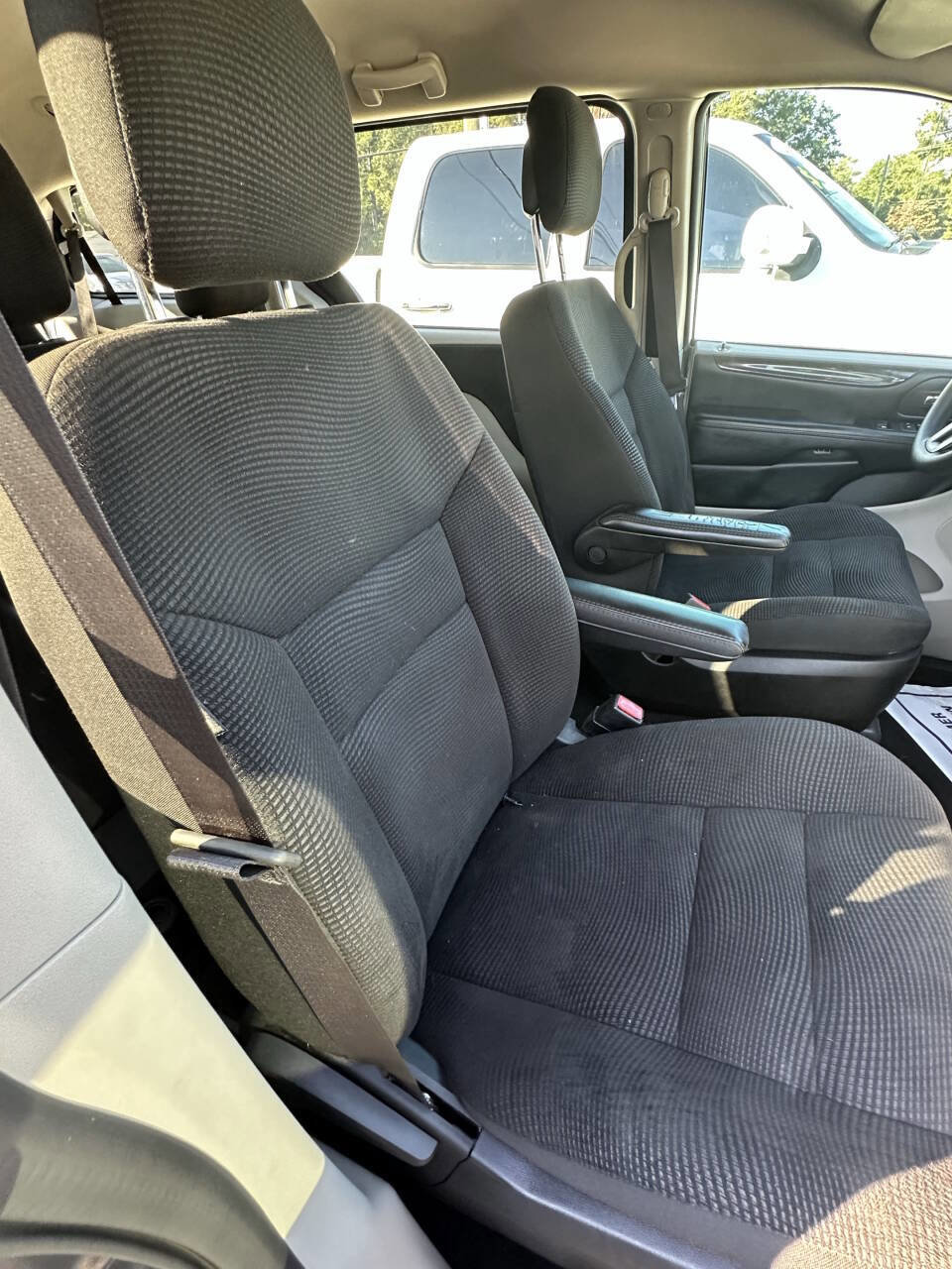 Used 2020 Dodge Grand Caravan SE w/ UConnect Hands-Free Group image 17