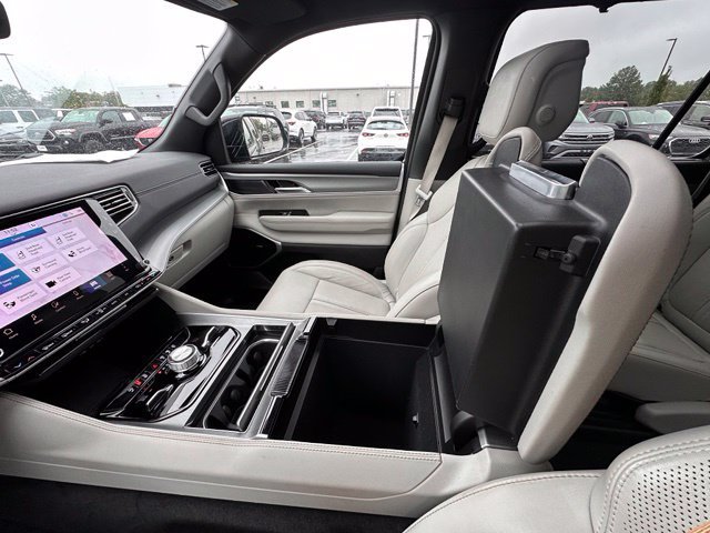 Used 2025 Jeep Wagoneer Series III w/ Premium Group I AWD/4WD image 28