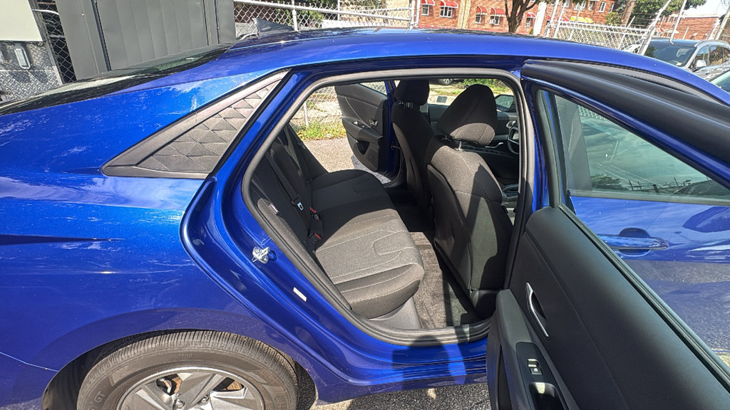 Used 2025 Hyundai Elantra SE FWD image 27