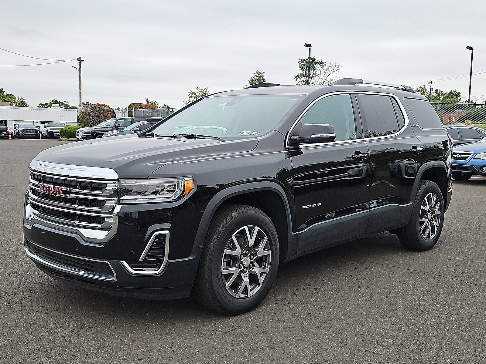 Certified 2022 GMC Acadia SLE w/ Driver Convenience Package image 3