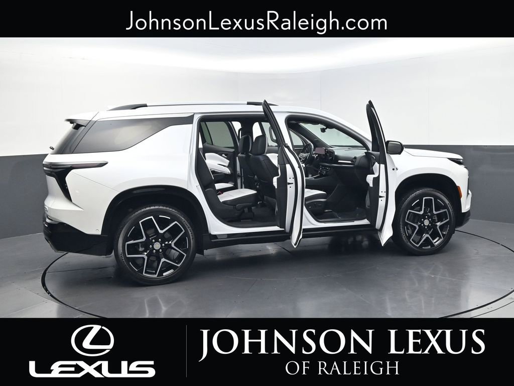 Used 2025 Chevrolet Traverse High Country FWD image 31