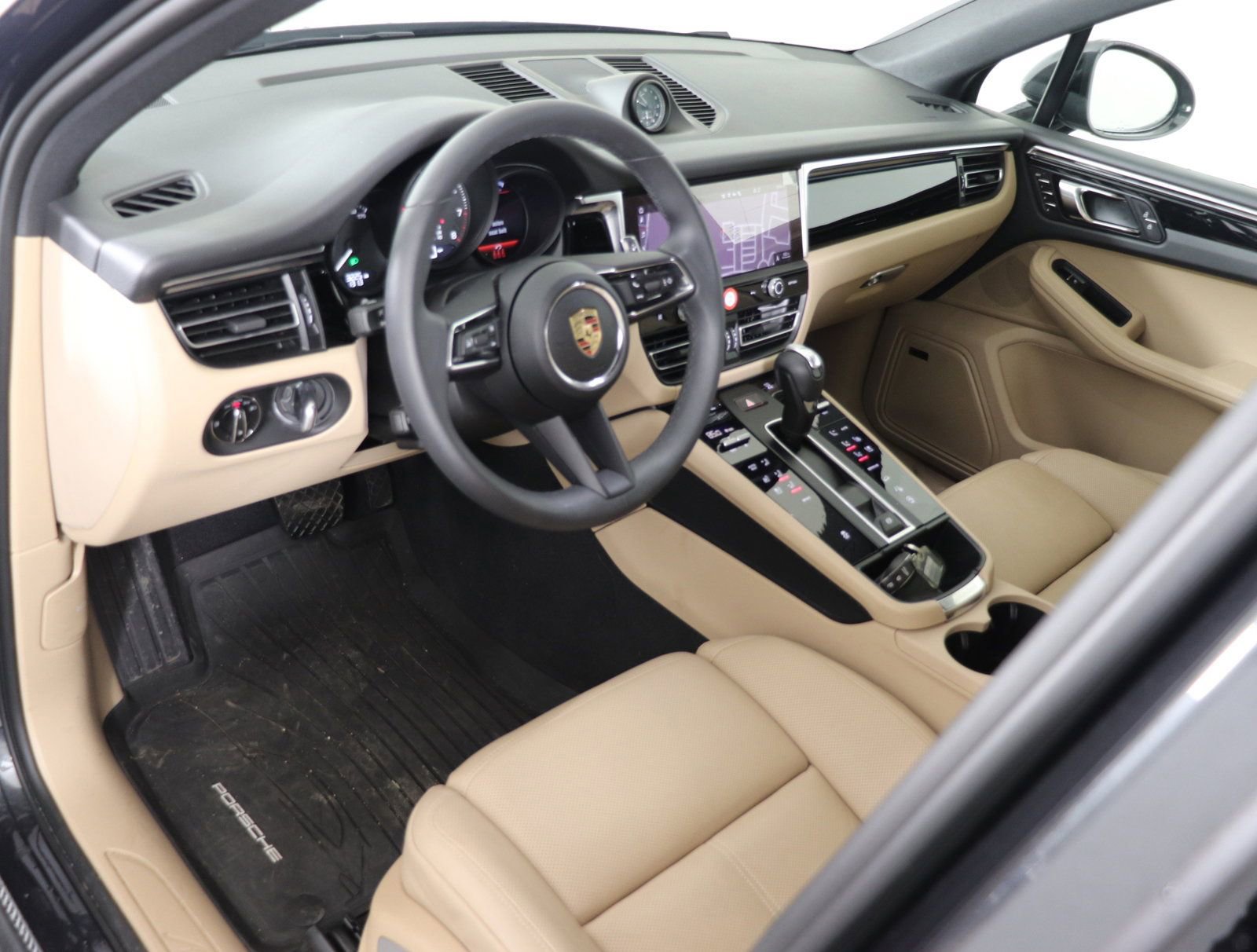 Used 2025 Porsche Macan image 4