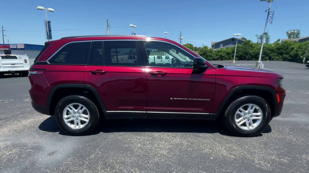 Used 2024 Jeep Grand Cherokee Laredo RWD image 9
