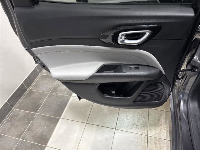 Used 2023 Jeep Compass Limited image 19