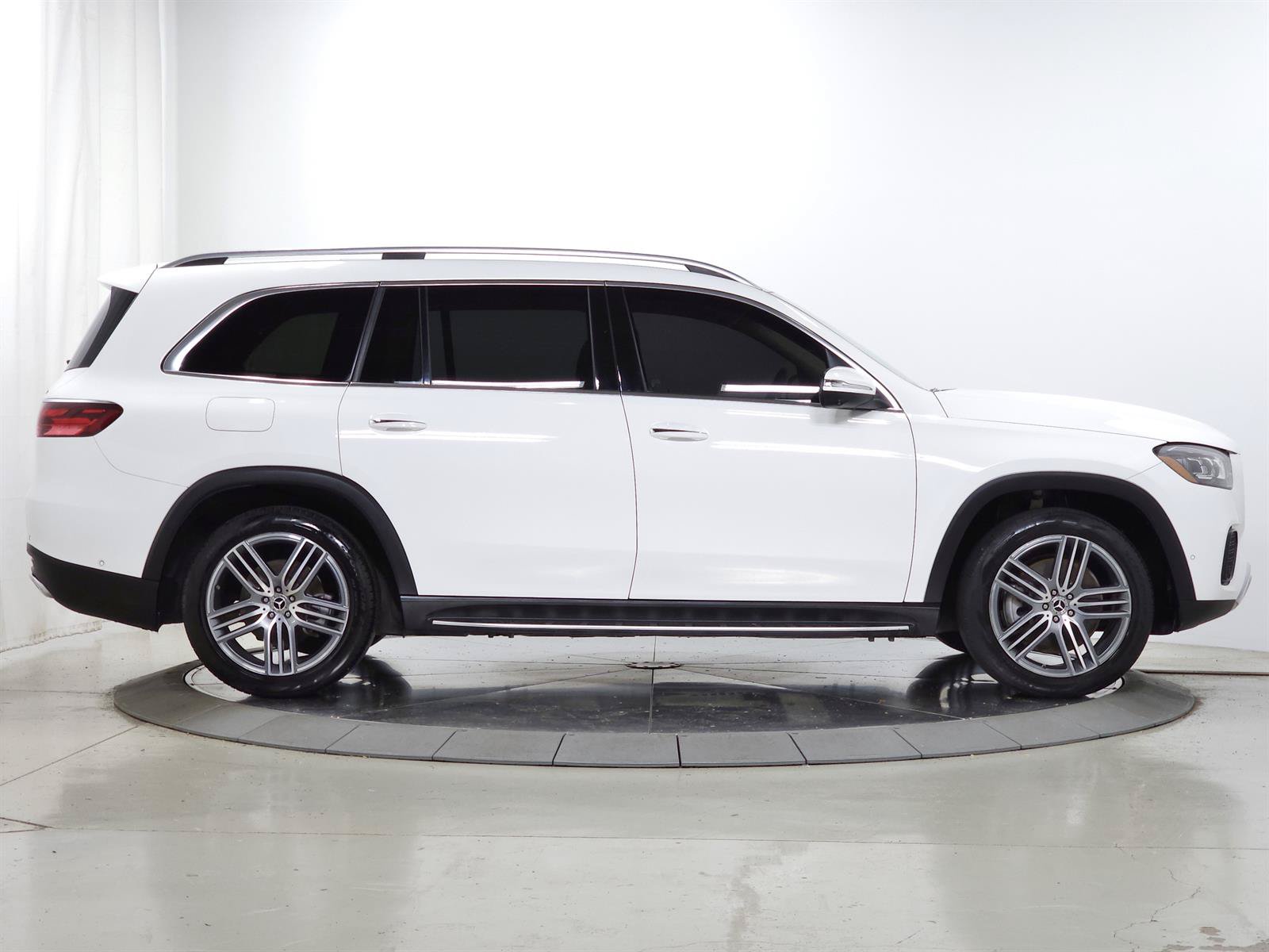 Used 2024 Mercedes-Benz GLS 450 4MATIC image 11