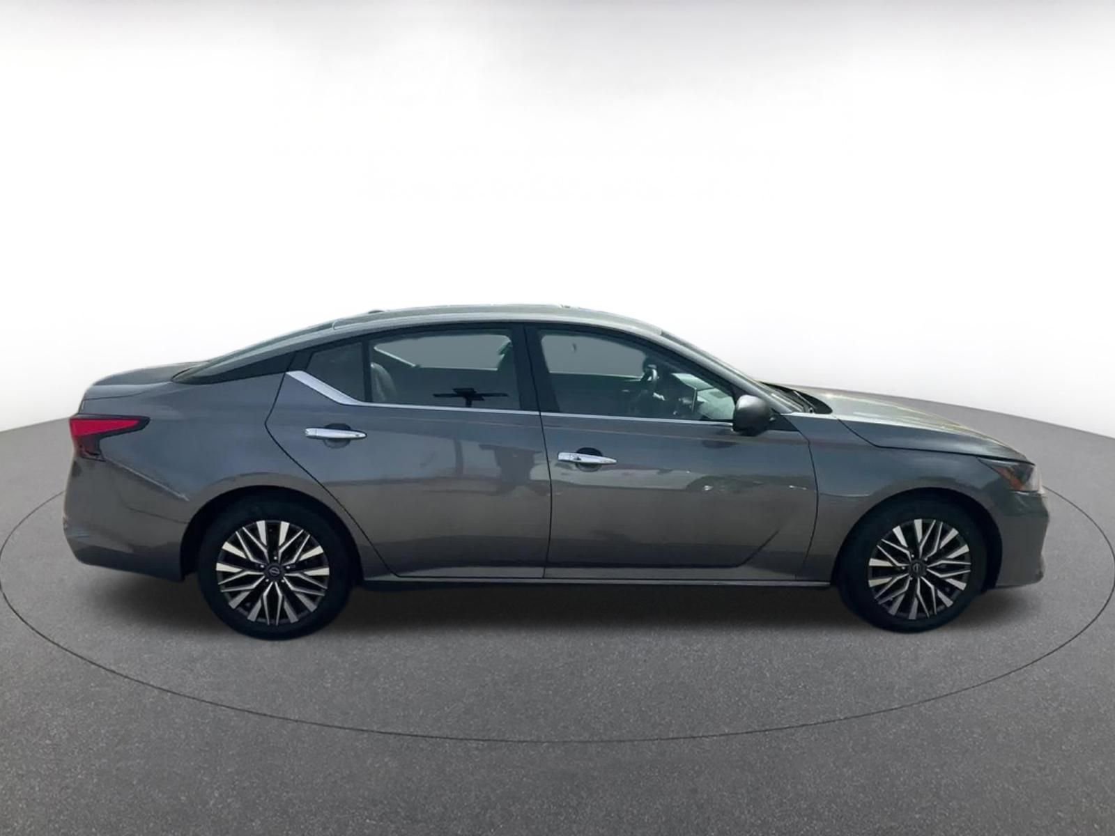 Used 2025 Nissan Altima 2.5 SV FWD image 16