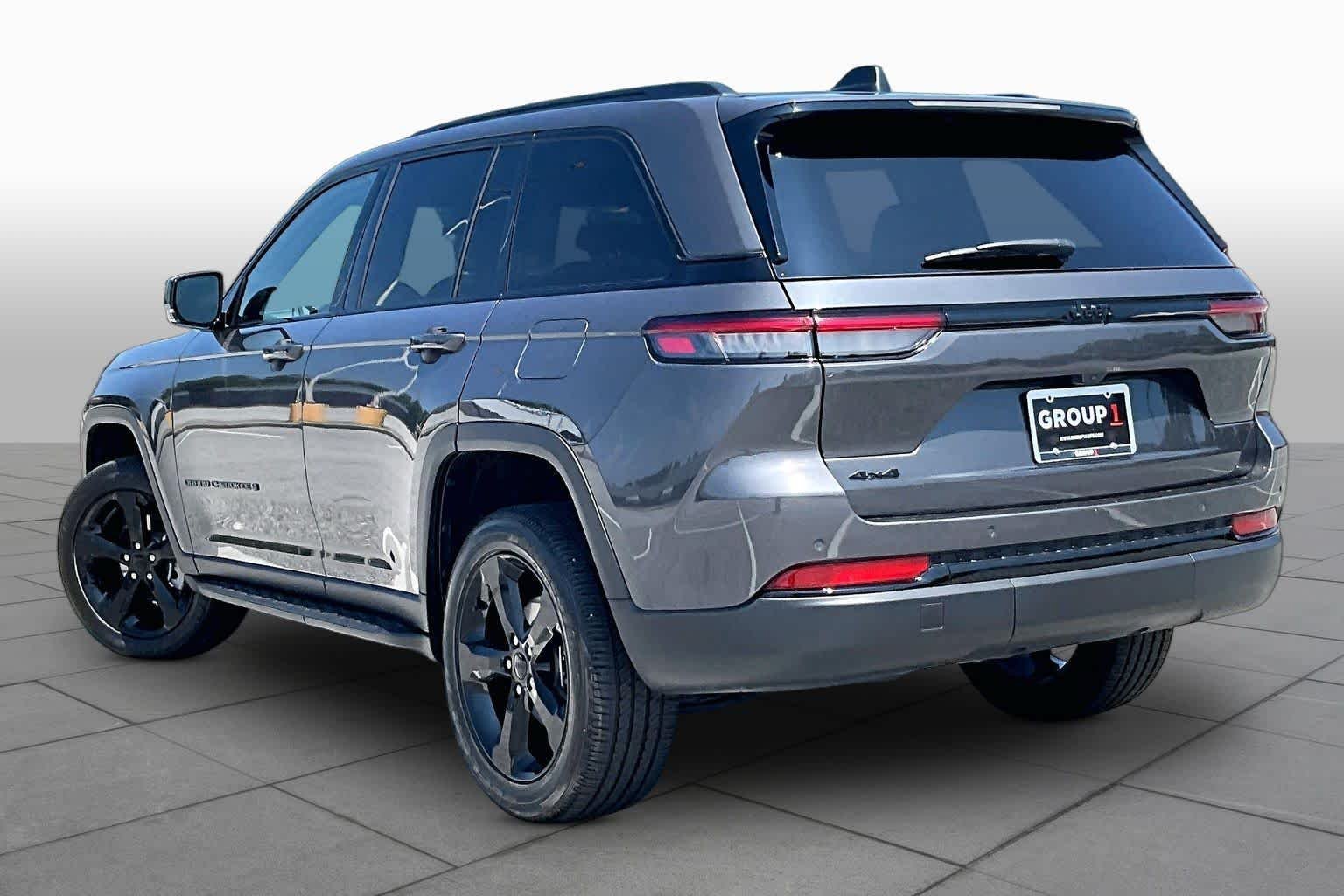 Used 2023 Jeep Grand Cherokee Altitude AWD/4WD image 12