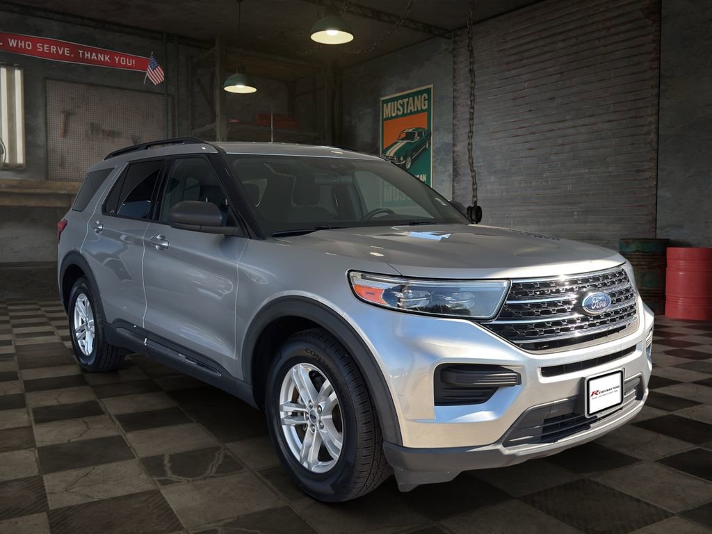 Used 2020 Ford Explorer XLT image 2