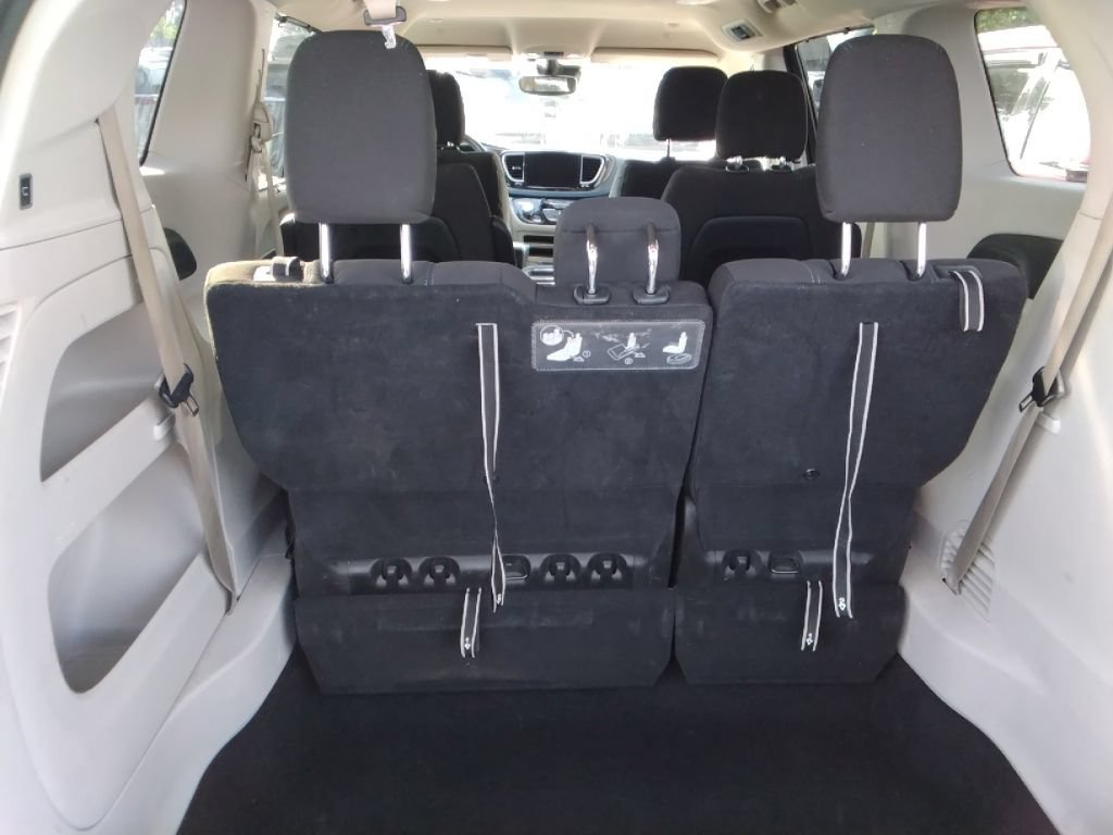 Used 2021 Chrysler Pacifica Touring w/ Cold Weather Group FWD image 11