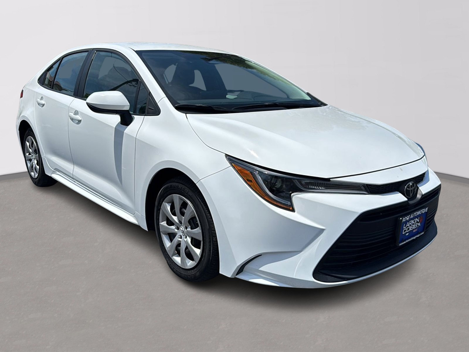 Used 2025 Toyota Corolla LE FWD image 2
