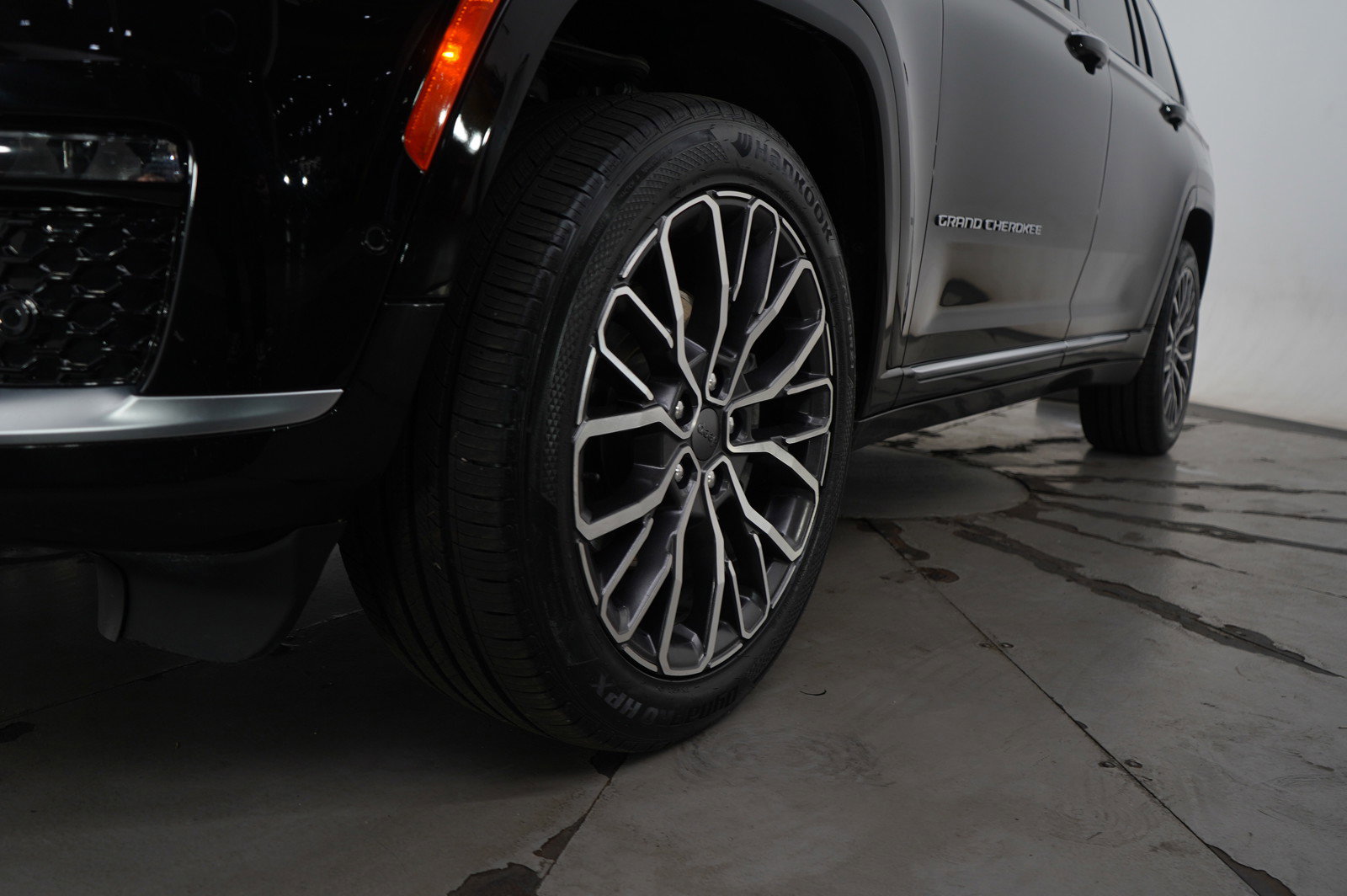 Used 2022 Jeep Grand Cherokee L Summit w/ Advanced Protech Group IV image 24