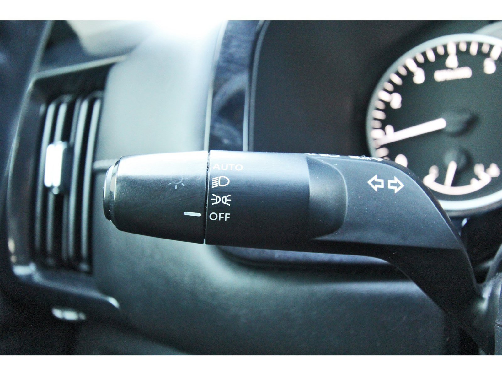 Used 2022 Nissan Pathfinder SV FWD image 17