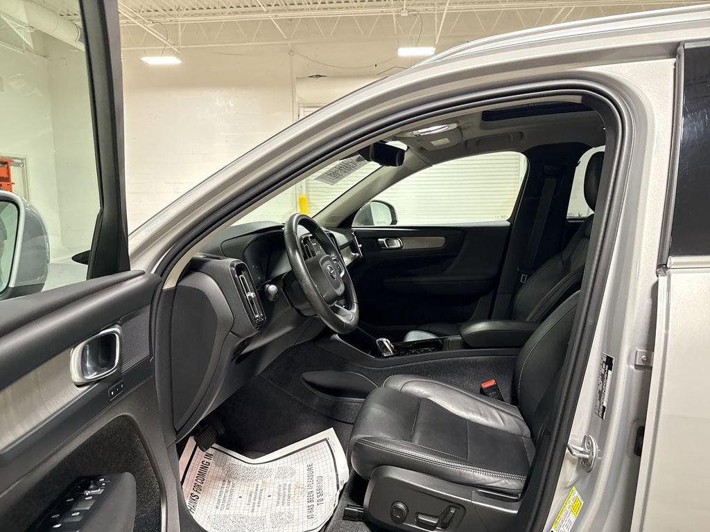 Used 2024 Volvo XC40 B5 Plus image 19