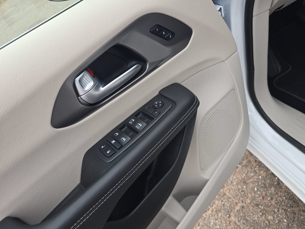 Used 2024 Chrysler Pacifica Touring-L FWD image 12