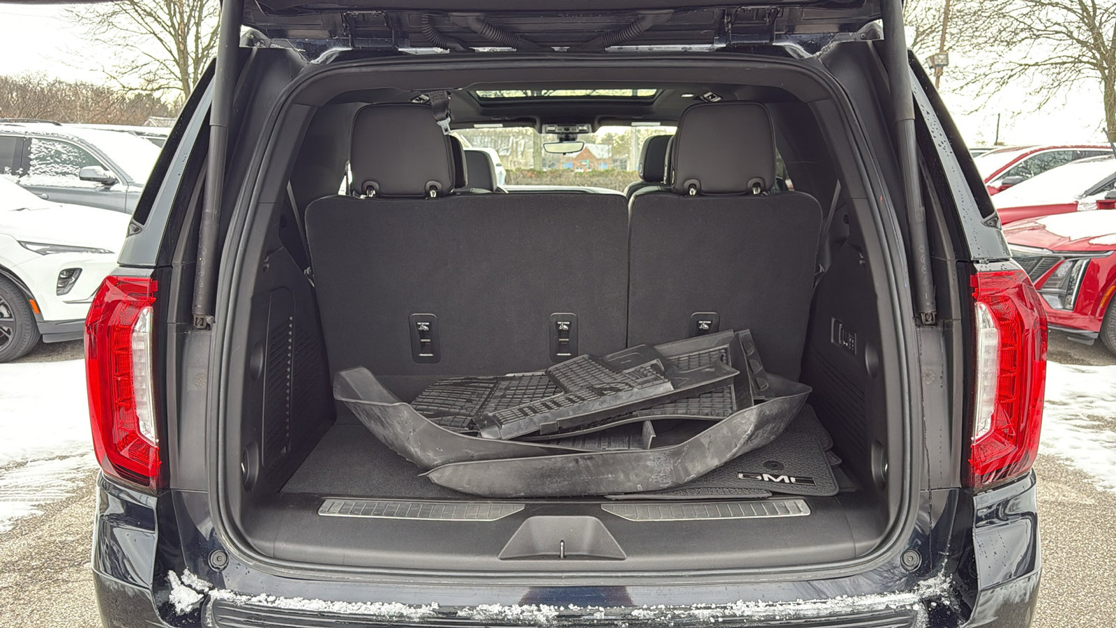 Used 2021 GMC Yukon Denali w/ Denali Premium Package image 32