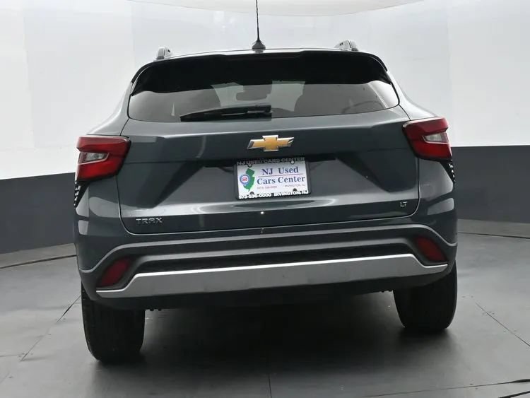 Used 2025 Chevrolet Trax LT FWD image 8