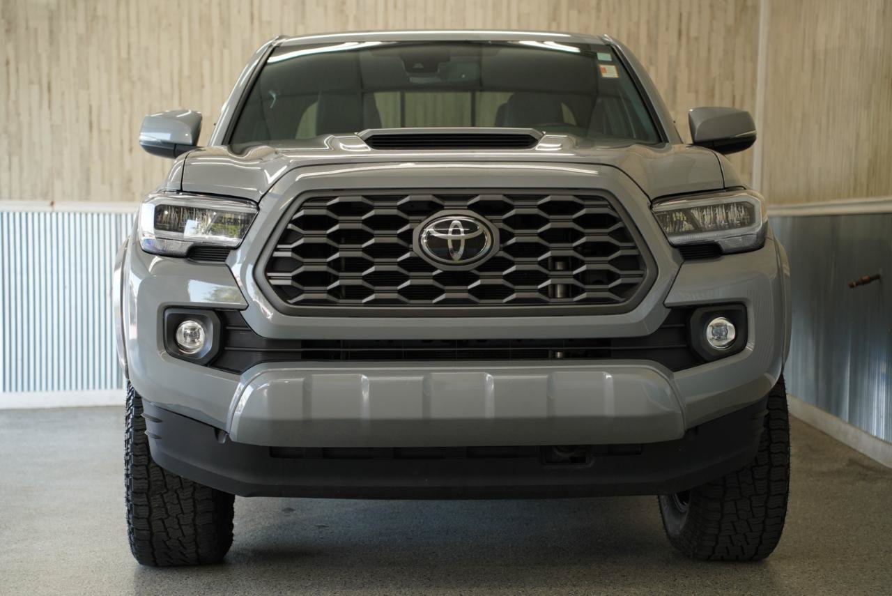 Used 2021 Toyota Tacoma TRD Sport w/ TRD Premium Sport Package AWD/4WD image 3