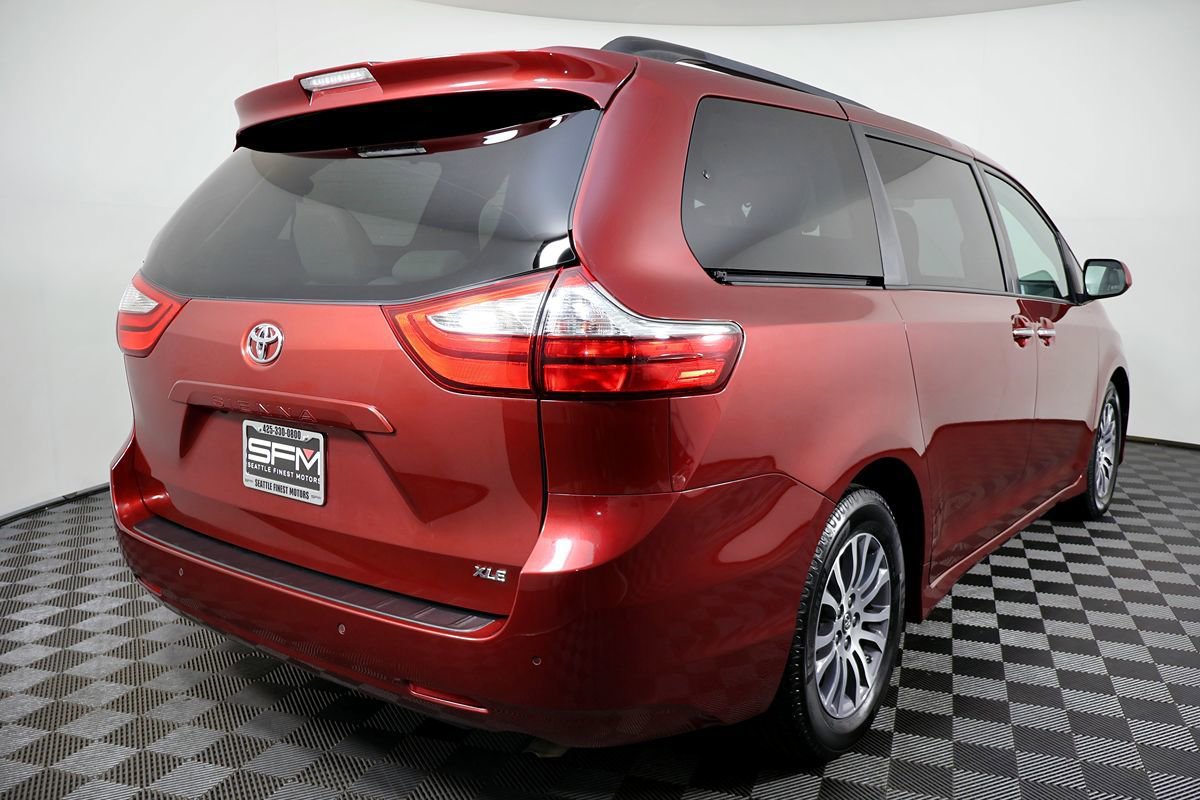 Used 2018 Toyota Sienna XLE w/ XLE Navigation Package FWD image 9