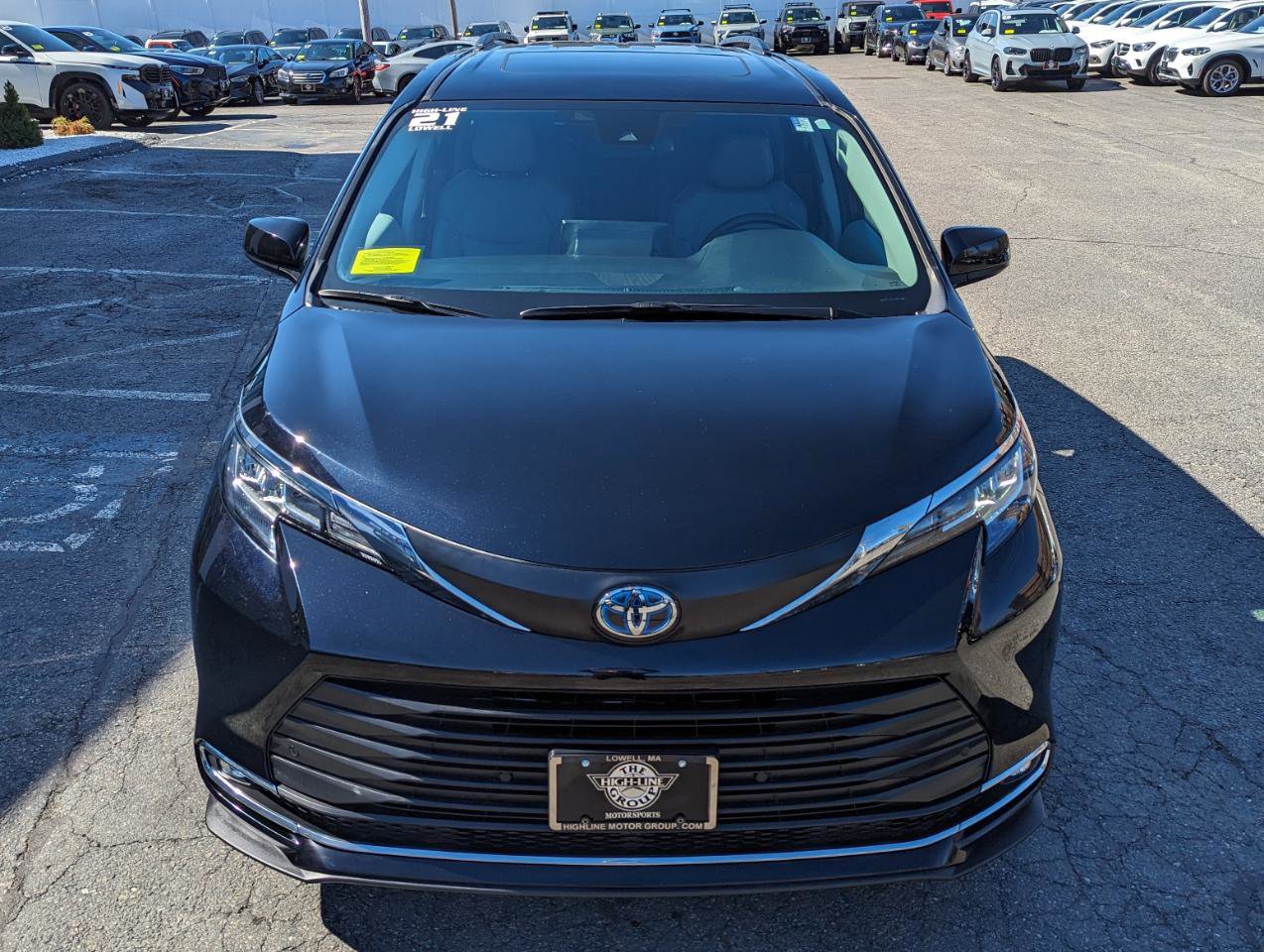 Used 2021 Toyota Sienna XLE image 3