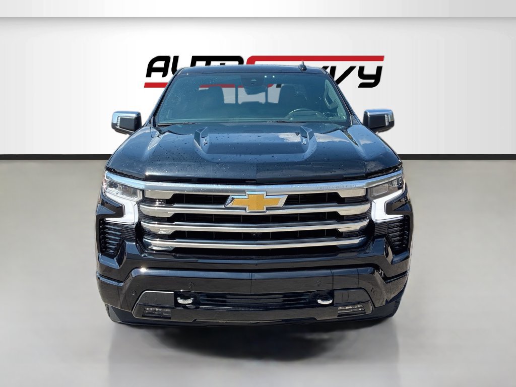 Used 2025 Chevrolet Silverado 1500 High Country w/ High Country Premium Package AWD/4WD image 2