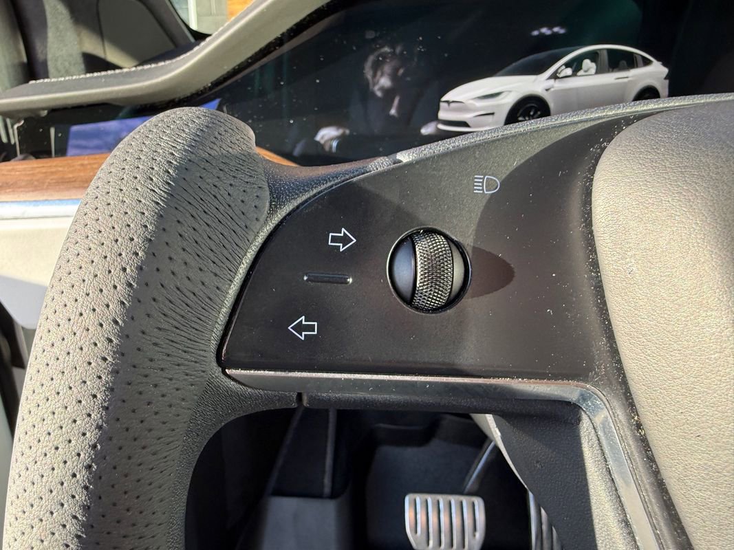 Used 2022 Tesla Model X image 28