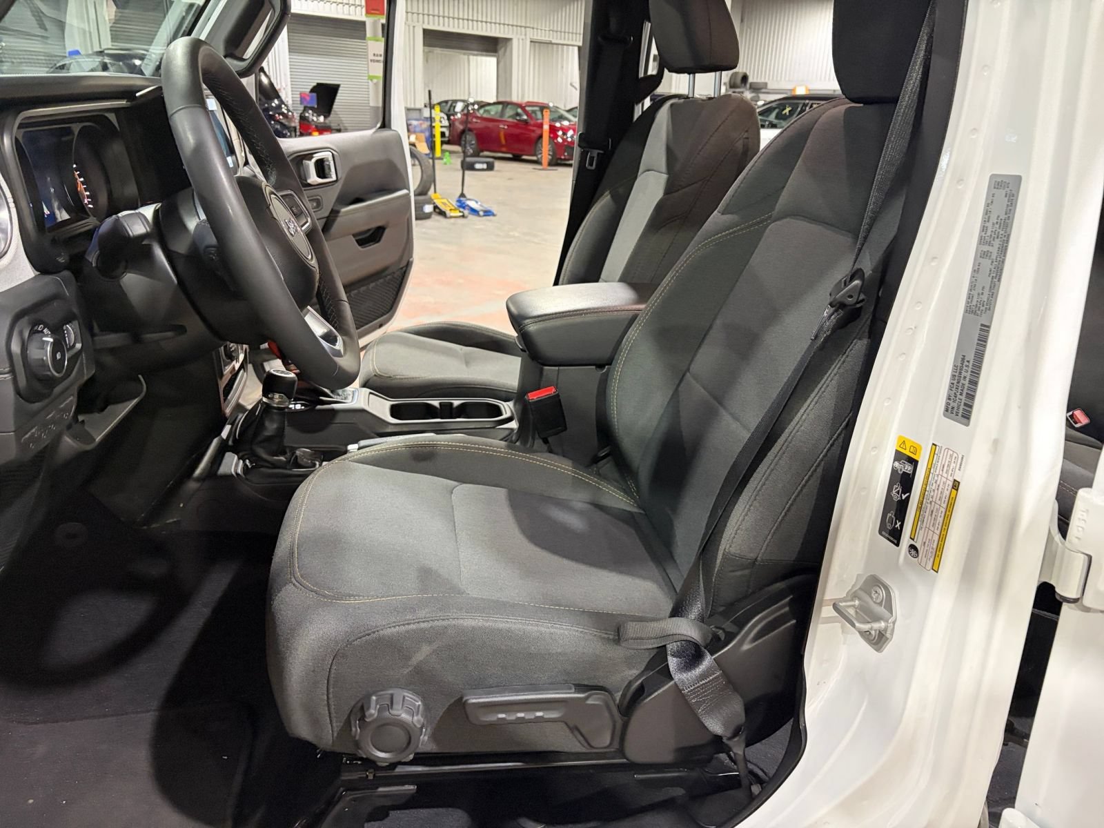 Used 2025 Jeep Wrangler Unlimited Sahara AWD/4WD image 25