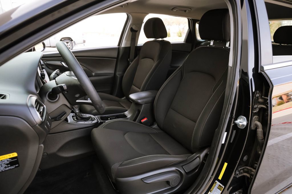 Used 2018 Hyundai Elantra GT FWD image 17