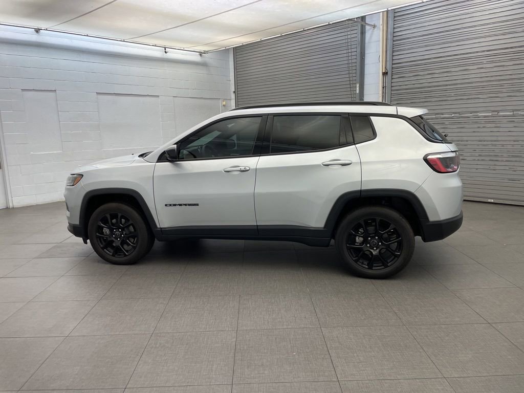 New 2025 Jeep Compass Latitude w/ Sun & Sound Group AWD/4WD image 5