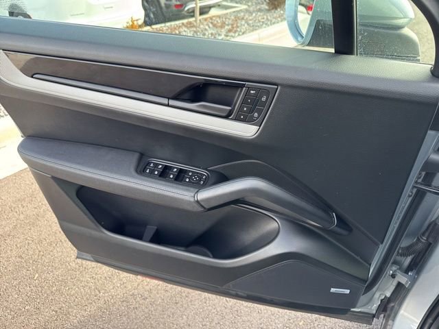 Used 2024 Porsche Cayenne w/ Premium Package image 17