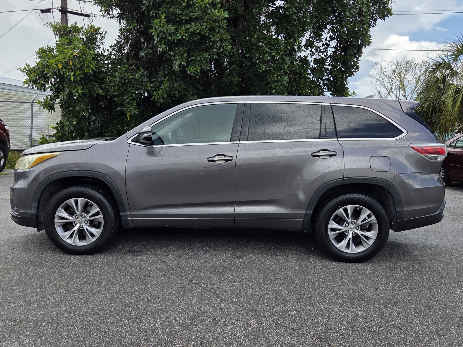 Used 2015 Toyota Highlander Plus FWD image 2