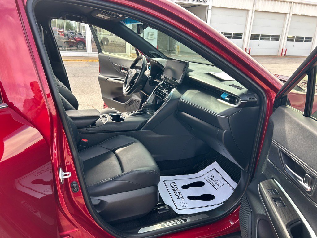 Used 2022 Toyota Venza XLE image 16