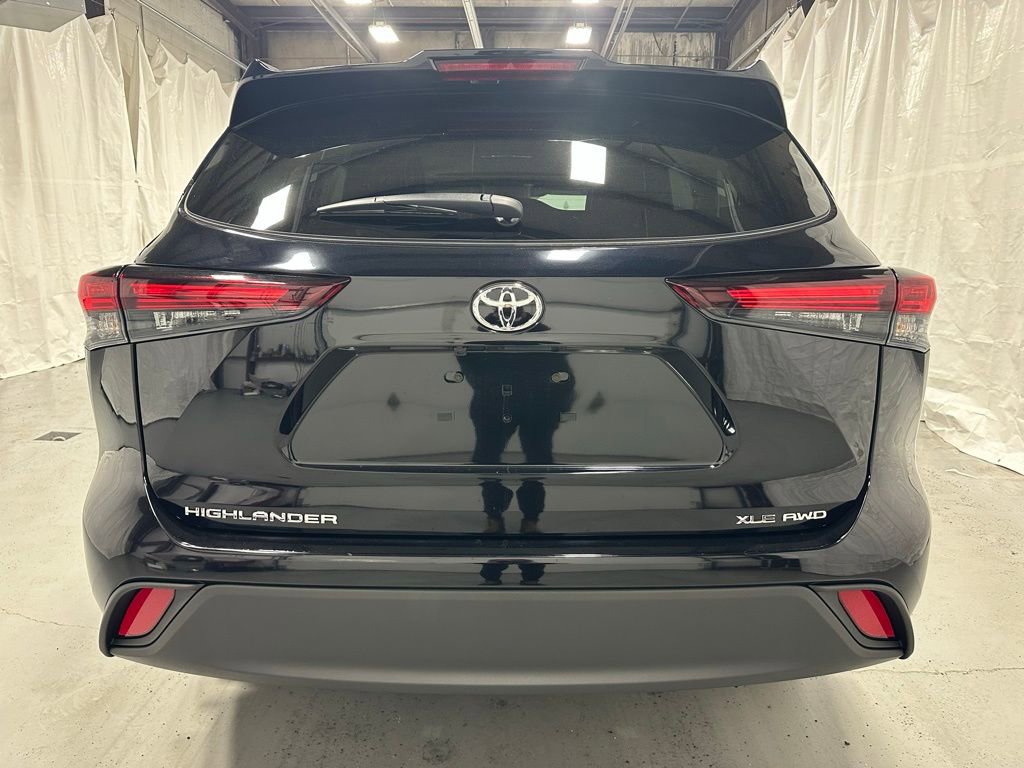 Used 2025 Toyota Highlander XLE image 6