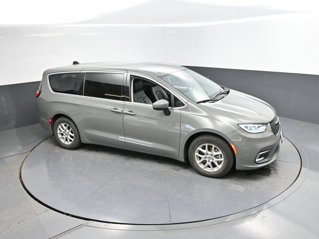 Used 2023 Chrysler Pacifica Touring-L FWD image 37