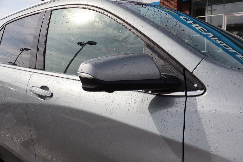 Used 2023 Chevrolet Equinox Premier image 2
