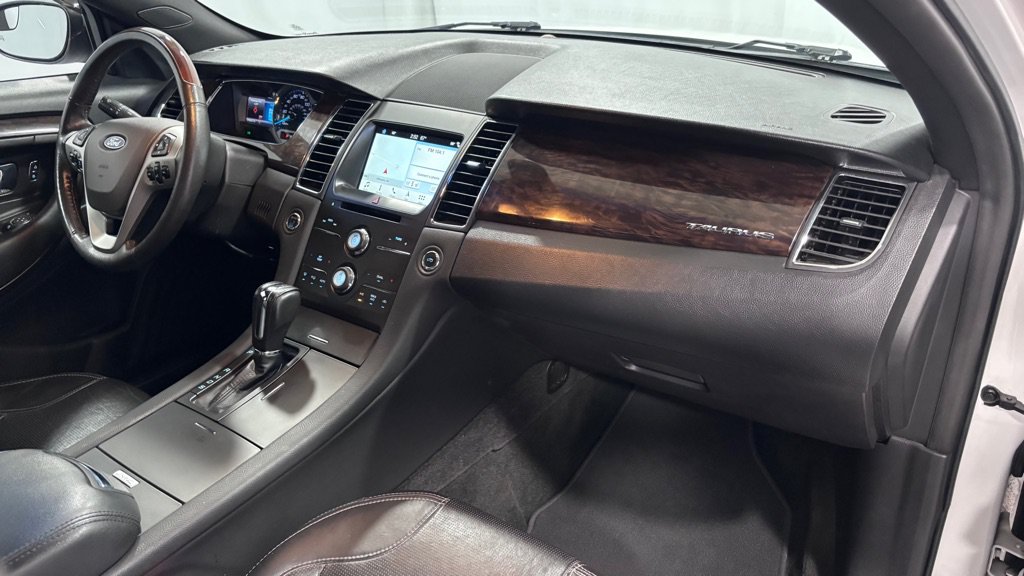Used 2016 Ford Taurus Limited FWD image 18