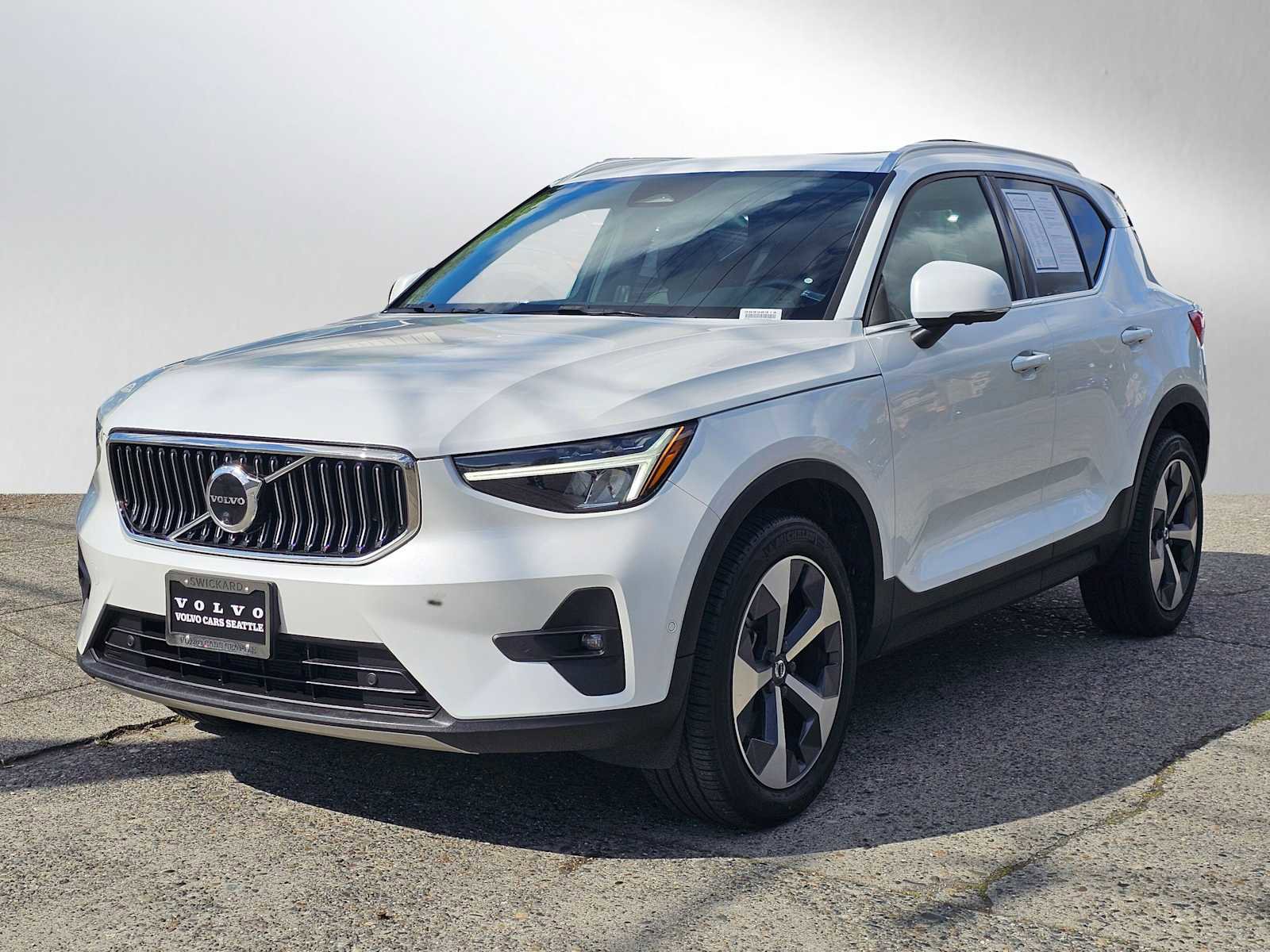 Certified 2023 Volvo XC40 B5 Plus w/ Driver Assist Package AWD/4WD image 7